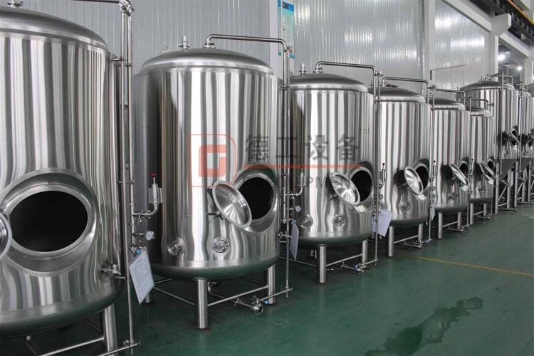 Vertical stainless steel beer aging tank